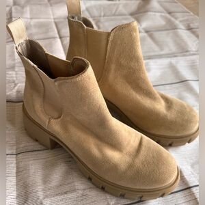 Steve Madden Tan Suede Chelsea Boots Women’s Size 7 Lug Sole Ankle Booties